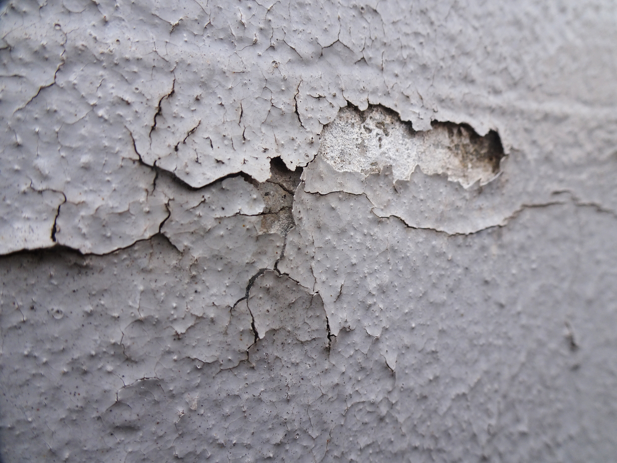 外壁塗装の剥がれが生じる原因と対処法は？